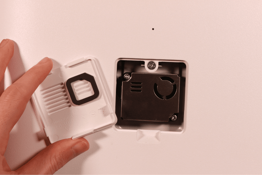 Der Sensor des Xiaomi Mi Air Purifier Pro H Luftreinigers und die Lufteinlassklappe wird in der Hand gehalten